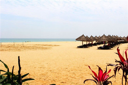 南京东南大学九龙湖周边风景（东南大学九龙湖正门）