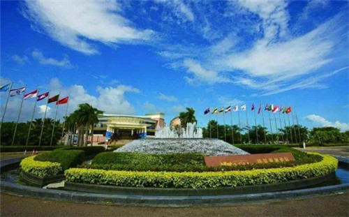 火锅店木格栅设计方案，火锅店木质隔断造型包厢